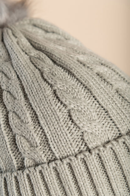 Cappello lavorato a maglia con pompon, grigio chiaro