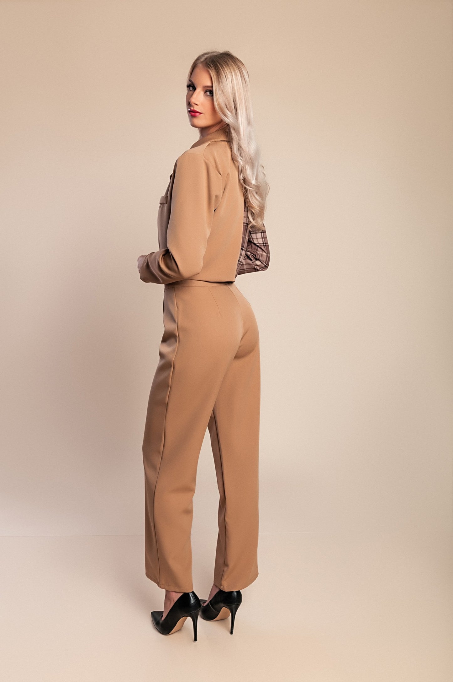 Elegante completo blazer e pantaloni con stampa a quadri, cammello