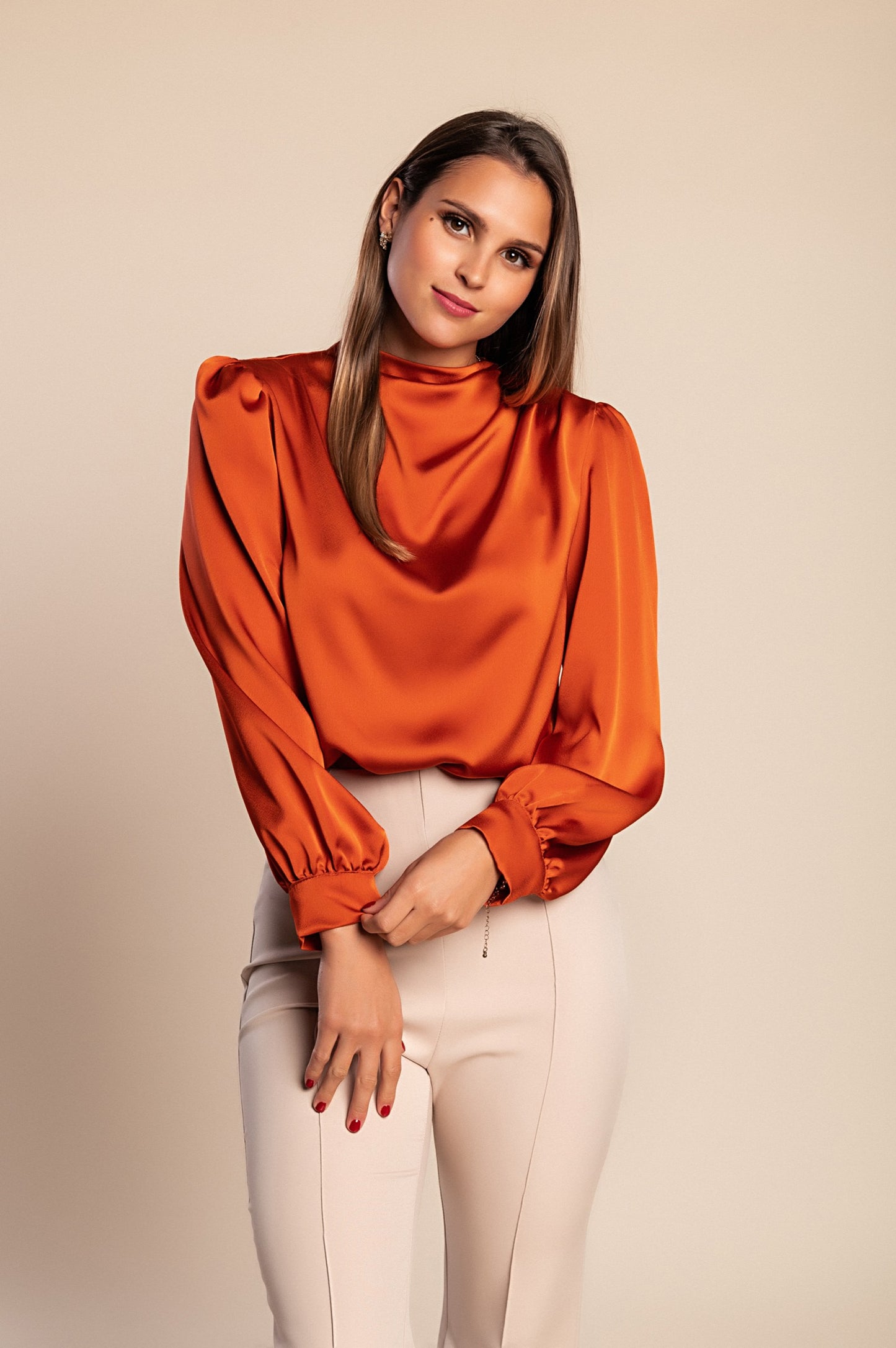 Elegante camicetta a collo alto, bianca