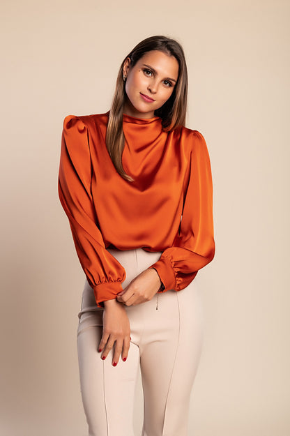 Elegante camicetta a collo alto, bianca