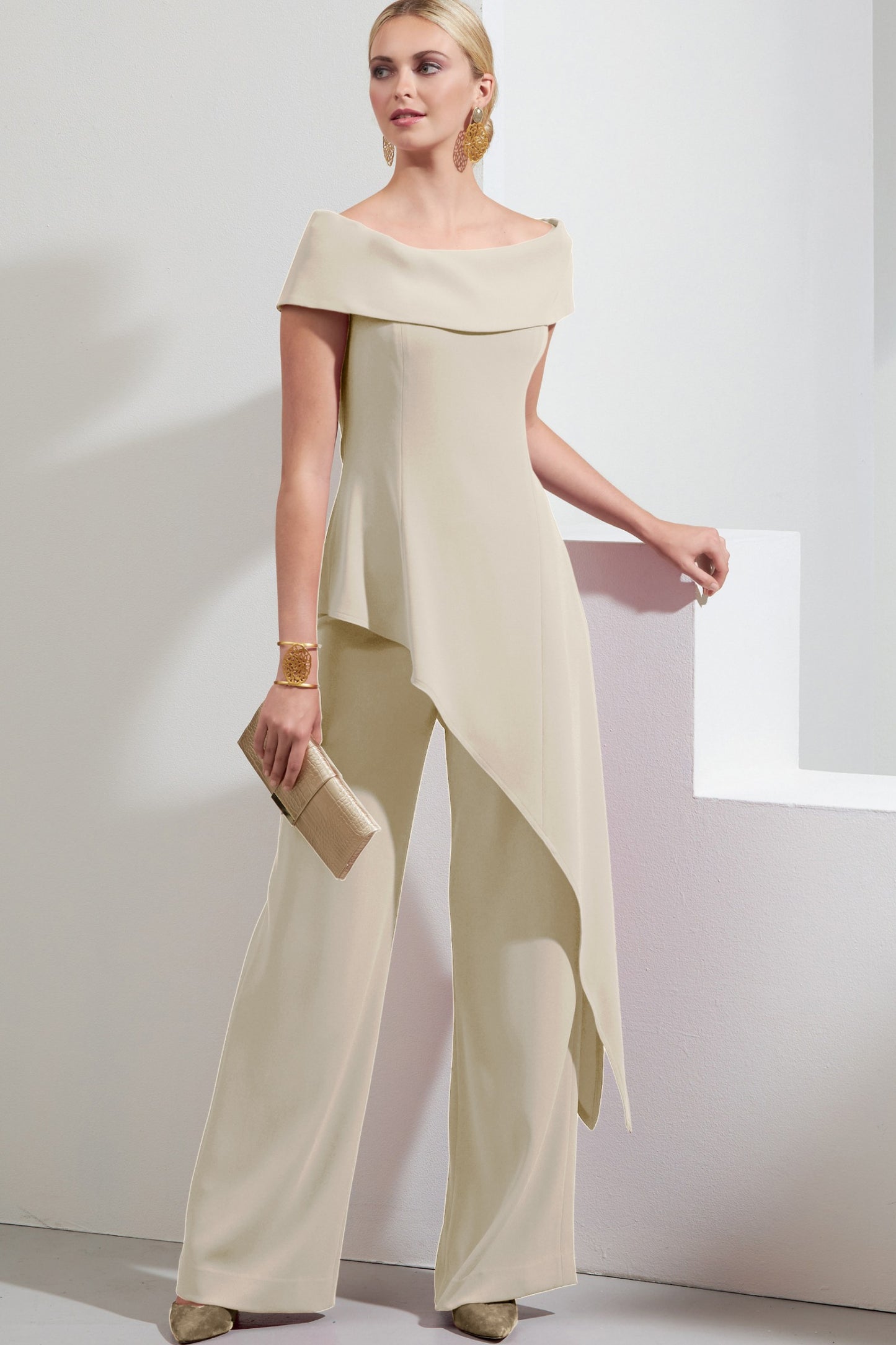 Elegante set composto da top e pantaloni asimmetrici, beige