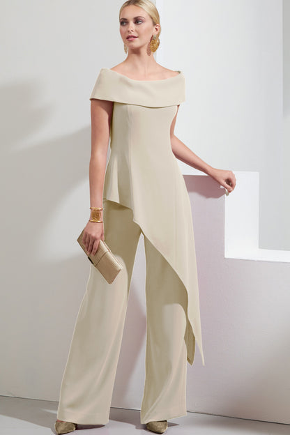 Elegante set composto da top e pantaloni asimmetrici, beige