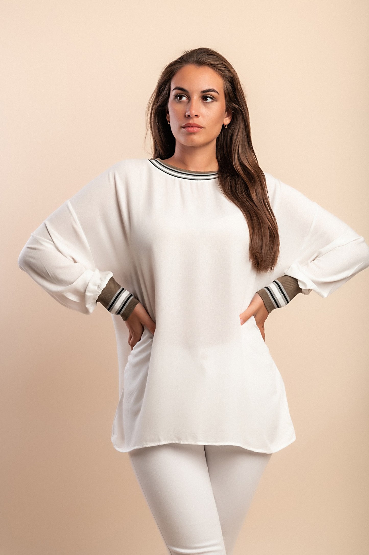 Blusa elegante taglia forte con scollo rotondo, bianca
