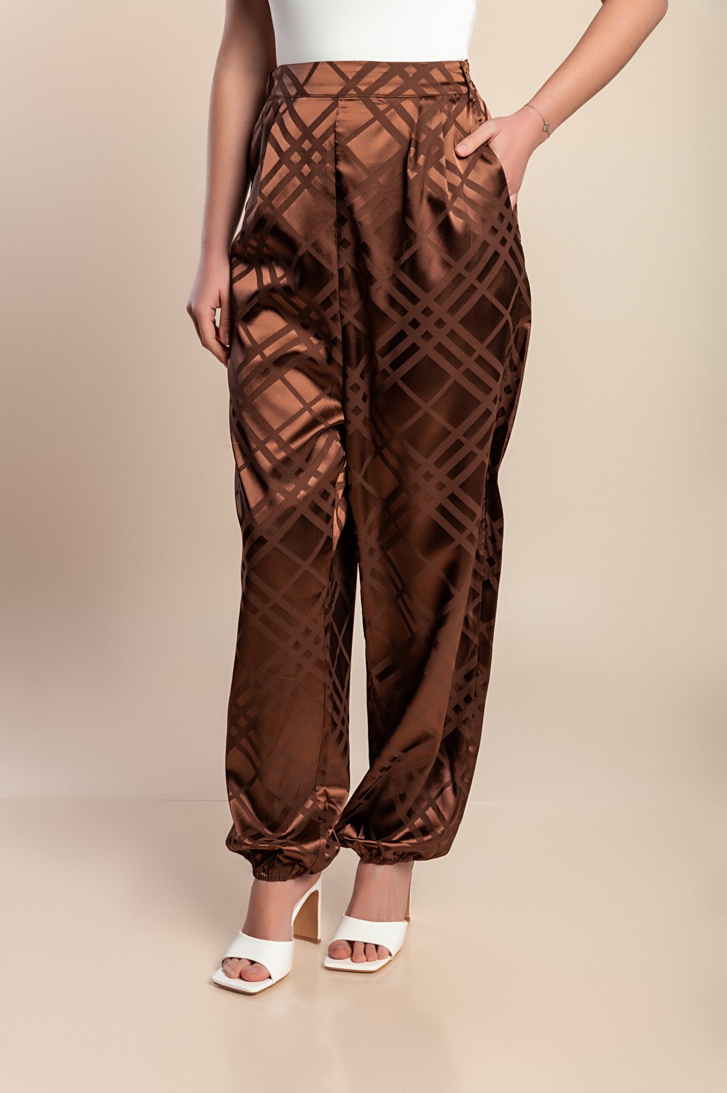 Pantaloni lunghi taglie forti in finto raso, marrone