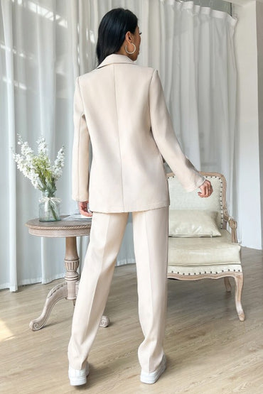 Completo giacca e pantaloni eleganti con arricciature, beige