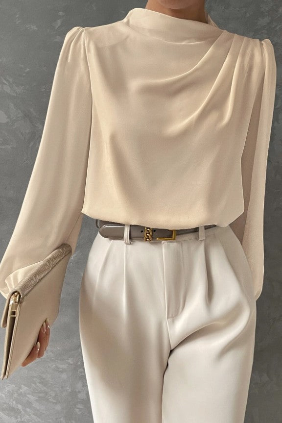 Elegante camicetta a collo alto, bianca