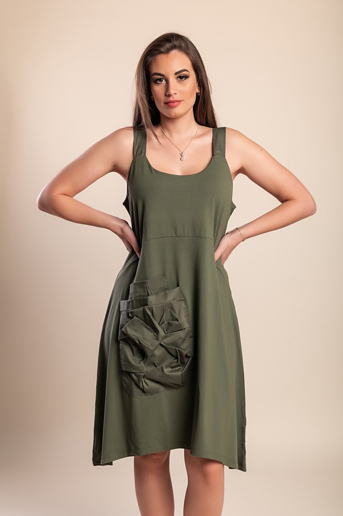 Abito midi taglie forti con tasca grande, verde oliva