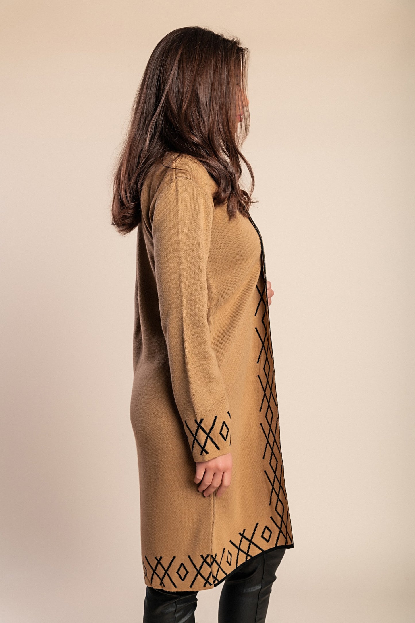 Cardigan in maglia con stampa, cammello/nero