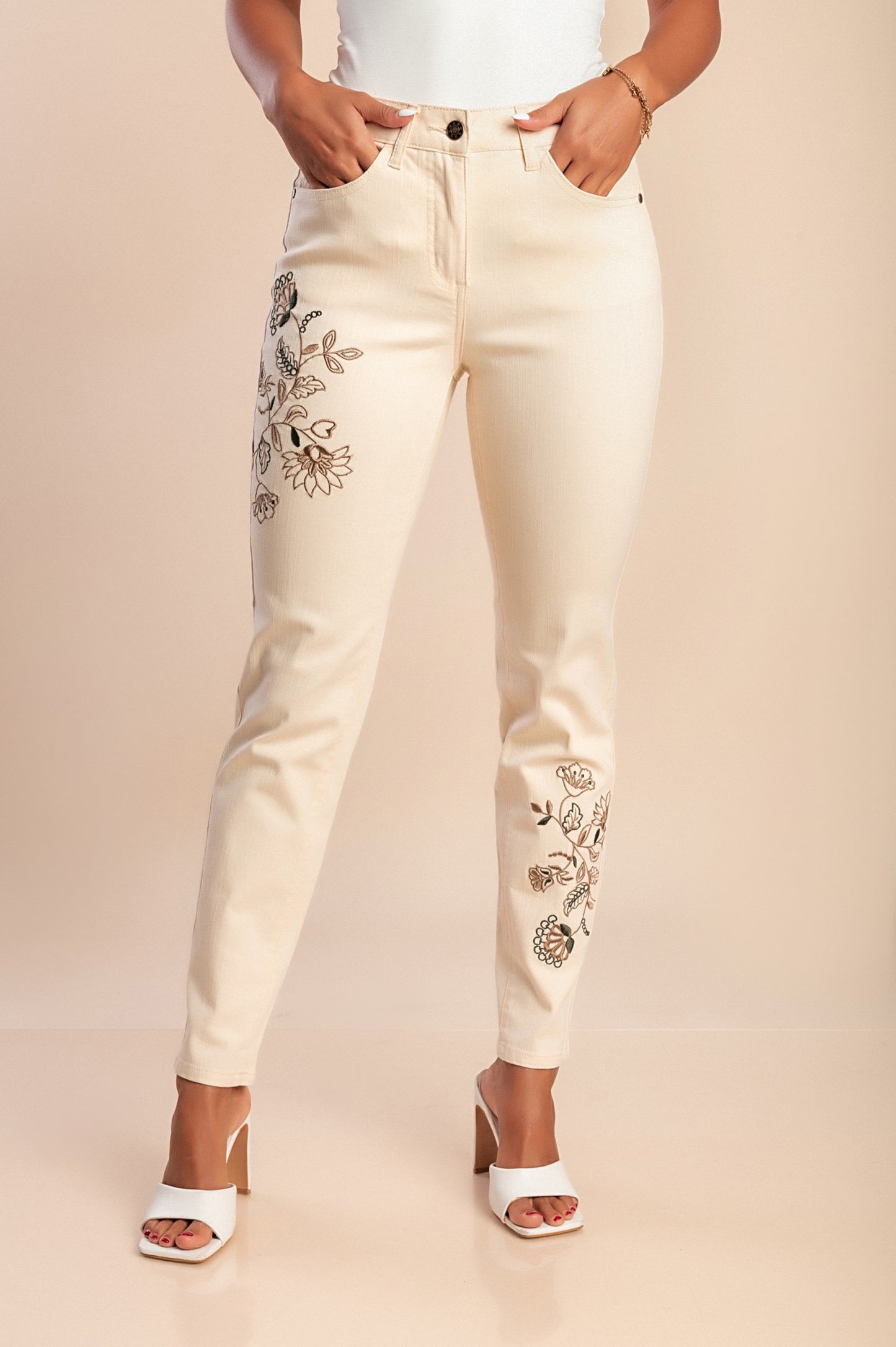 Pantaloni in cotone con ricamo, beige