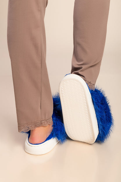 Pantofole con pelliccia artificiale, di colore azzurro