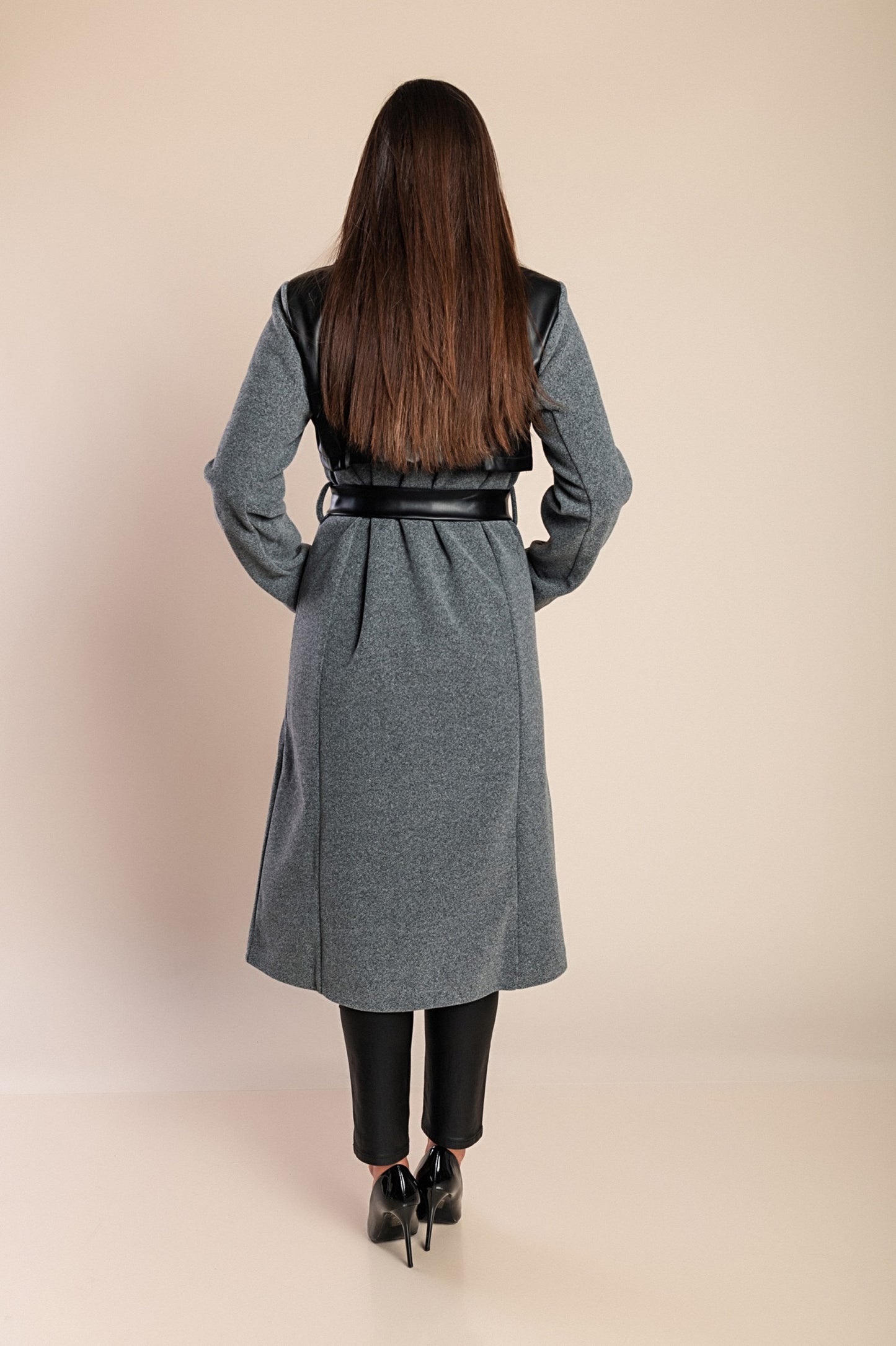 Cappotto elegante con dettagli in ecopelle, nero