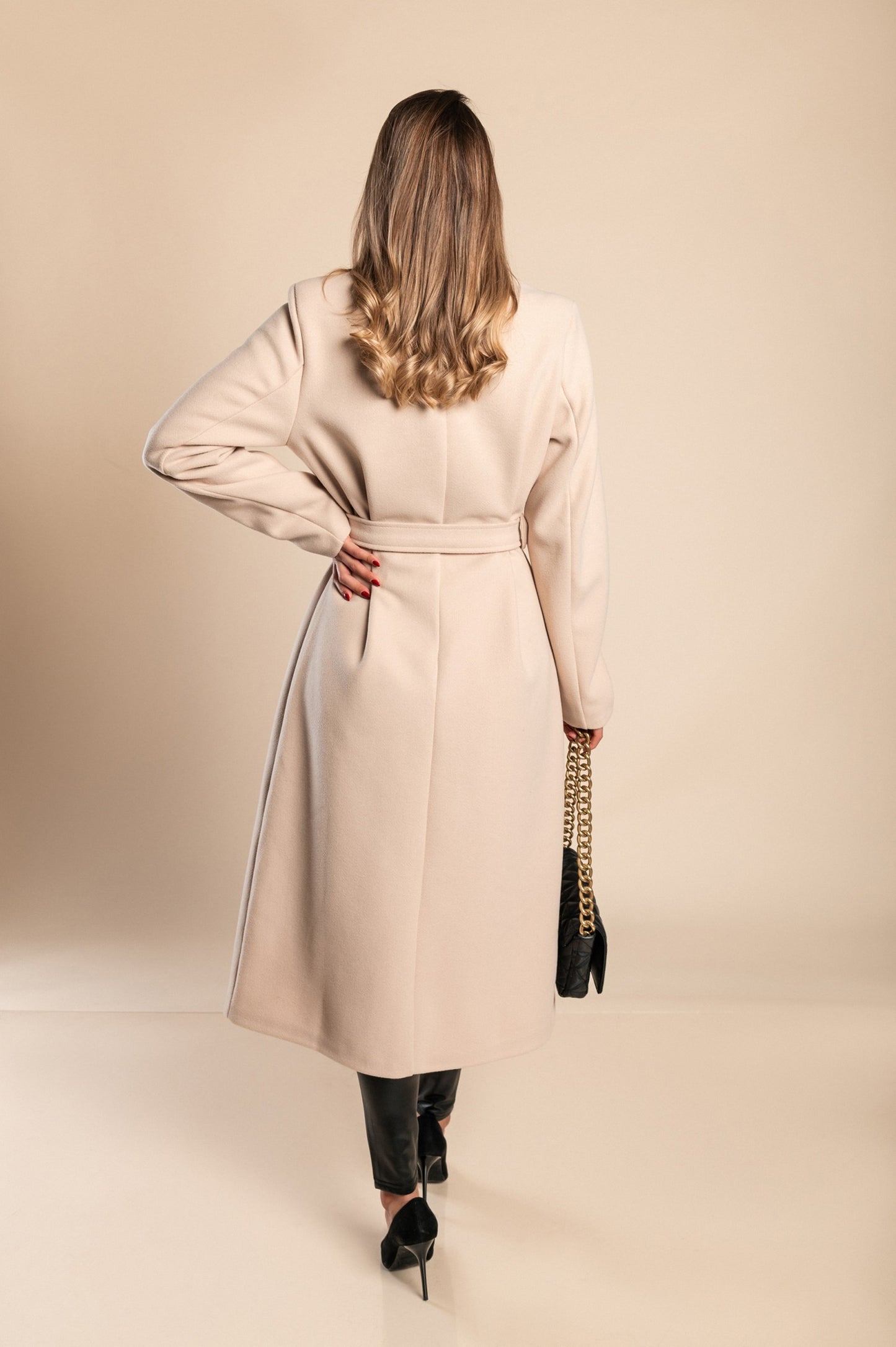 Elegante cappotto lungo con bottoni, color cammello