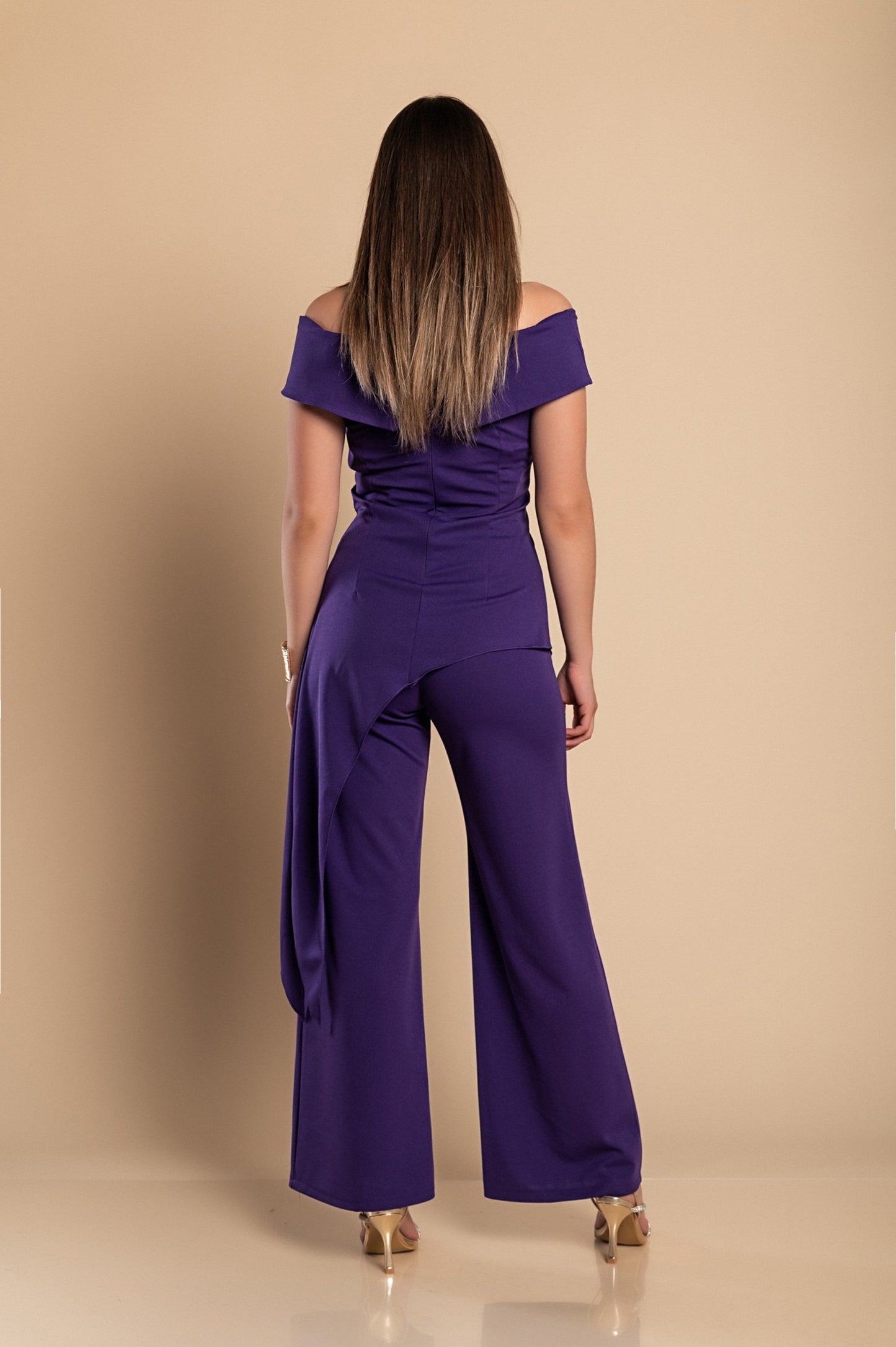 Elegante set composto da top e pantaloni asimmetrici, beige