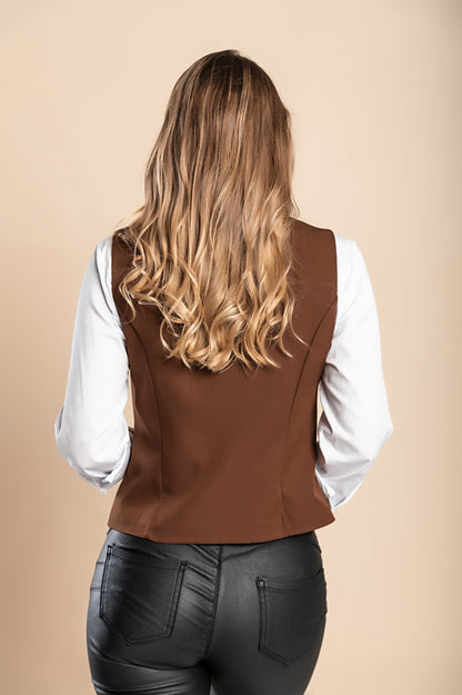 Gilet elegante con bottoni 8931, marrone