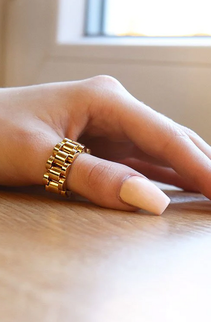 Anello elegante, colore oro