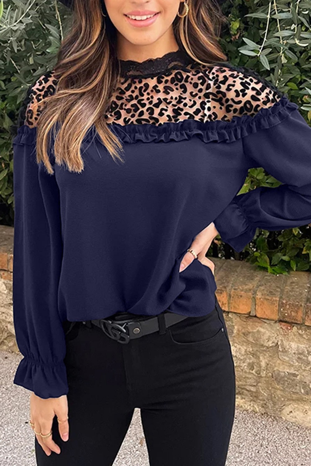 Blusa elegante con volant, nera