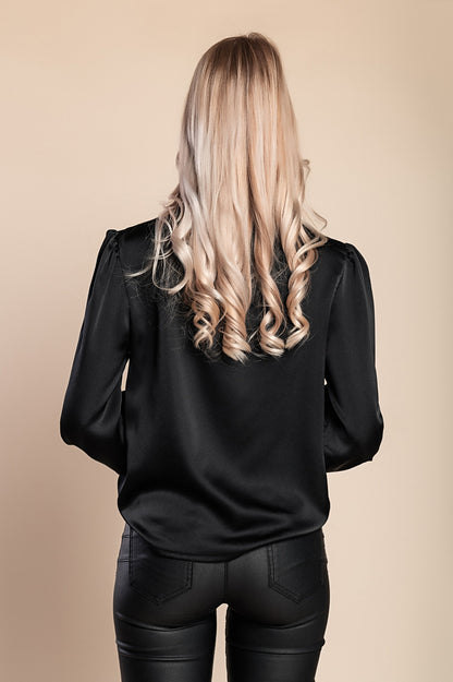 Elegante camicetta a collo alto, bianca