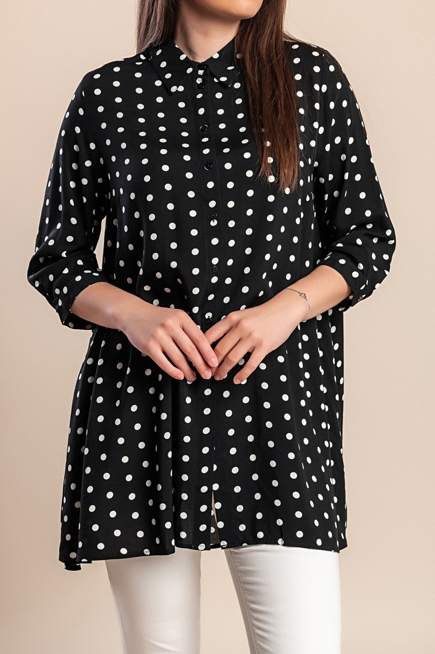 Camicetta lunga taglie forti con stampa a pois, nera