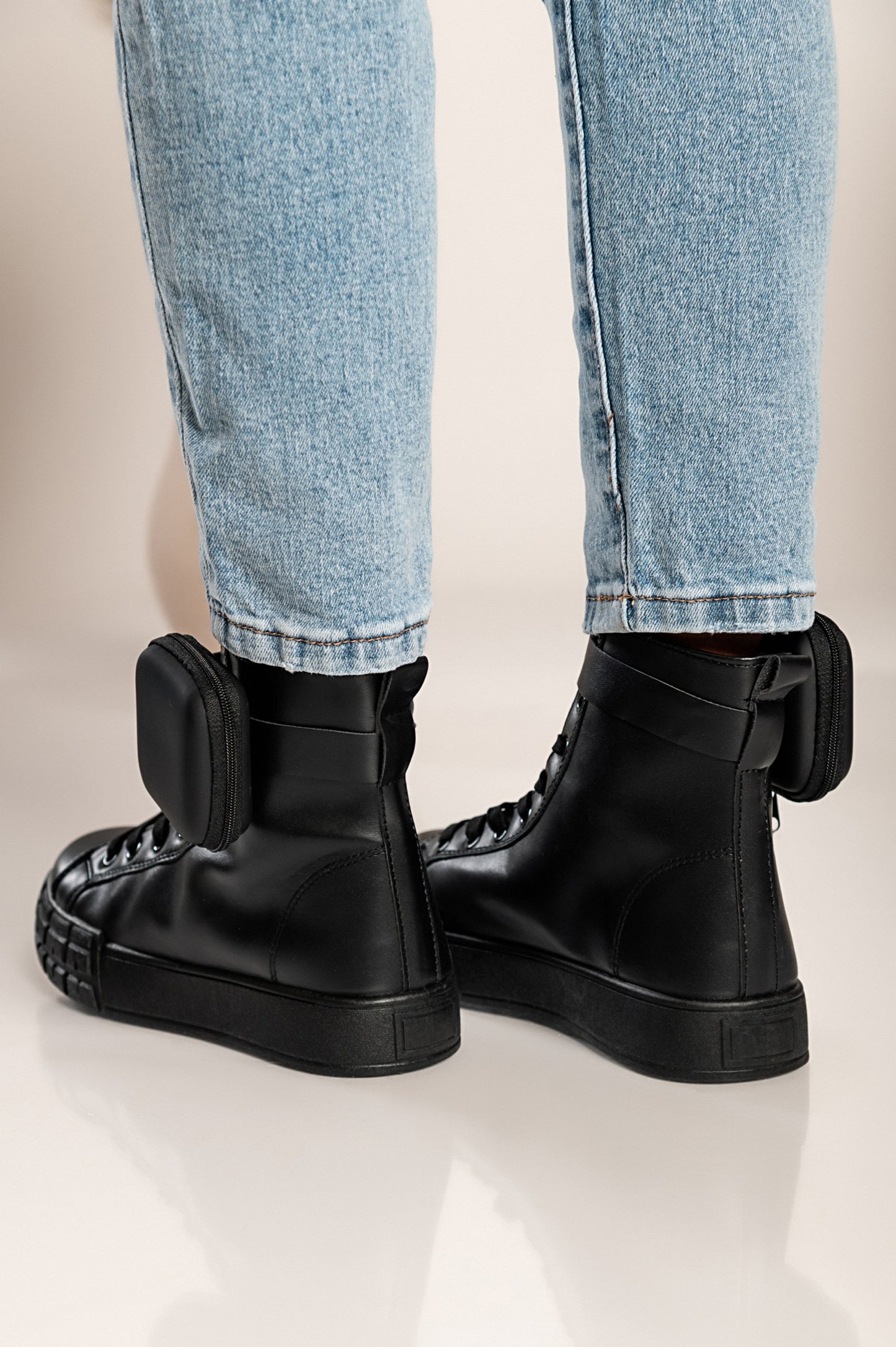 Anfibi alla moda in pelle artificiale Cores, nere