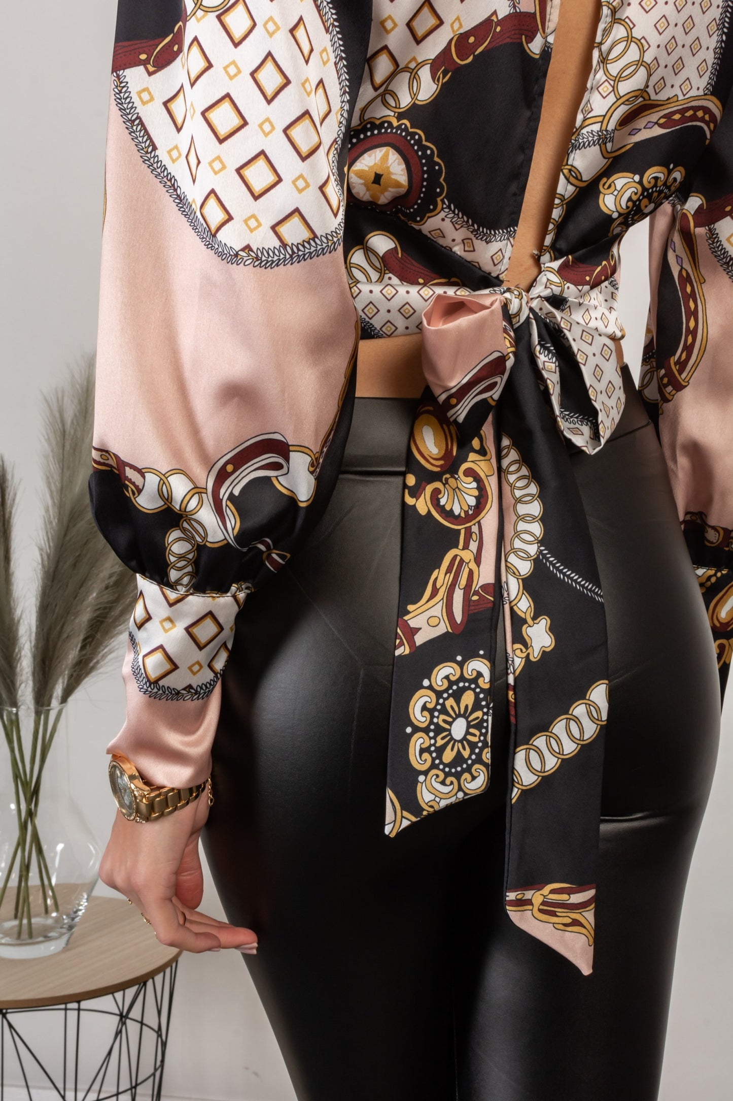 Camicia elegante con collo alto e maniche a campana  Diezma, nero - rosa