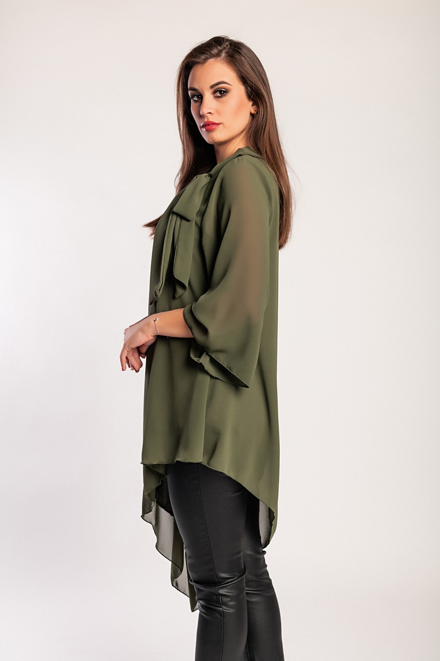 Elegante tunica in tessuto semitrasparente con fiocco decorativo  Ginette, verde scuro