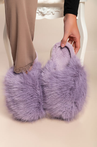 Pantofole con pelliccia artificiale, di colore azzurro