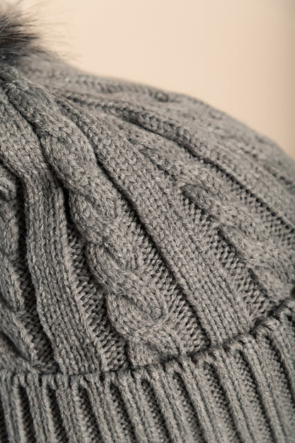 Cappello lavorato a maglia con pompon, grigio chiaro