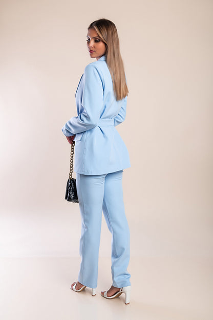 Tailleur pantalone elegante in tinta unita con cintura decorativa, azzurro