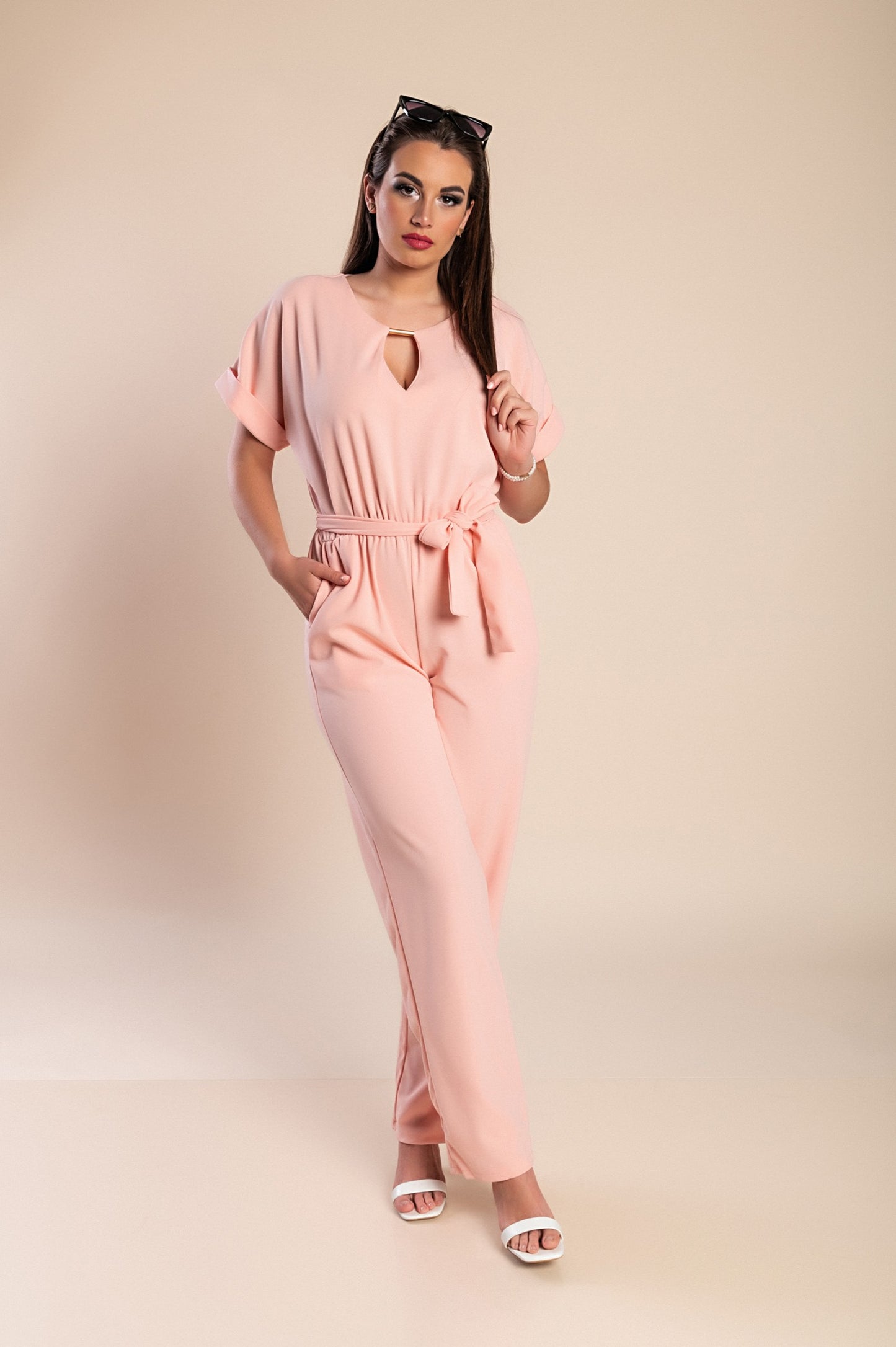 Tuta elegante con dettagli metallici, rosa chiaro