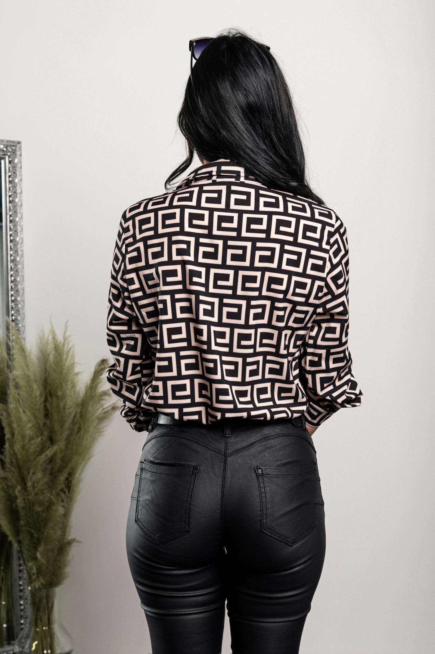 Elegante blusa con stampa geometrica Lavlenta, nera e beige