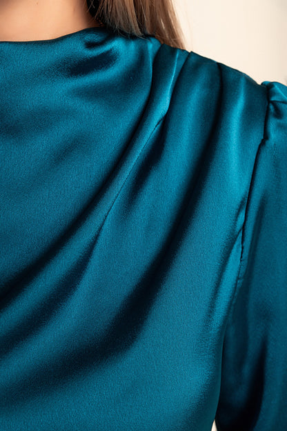 Elegante camicetta a collo alto, bianca