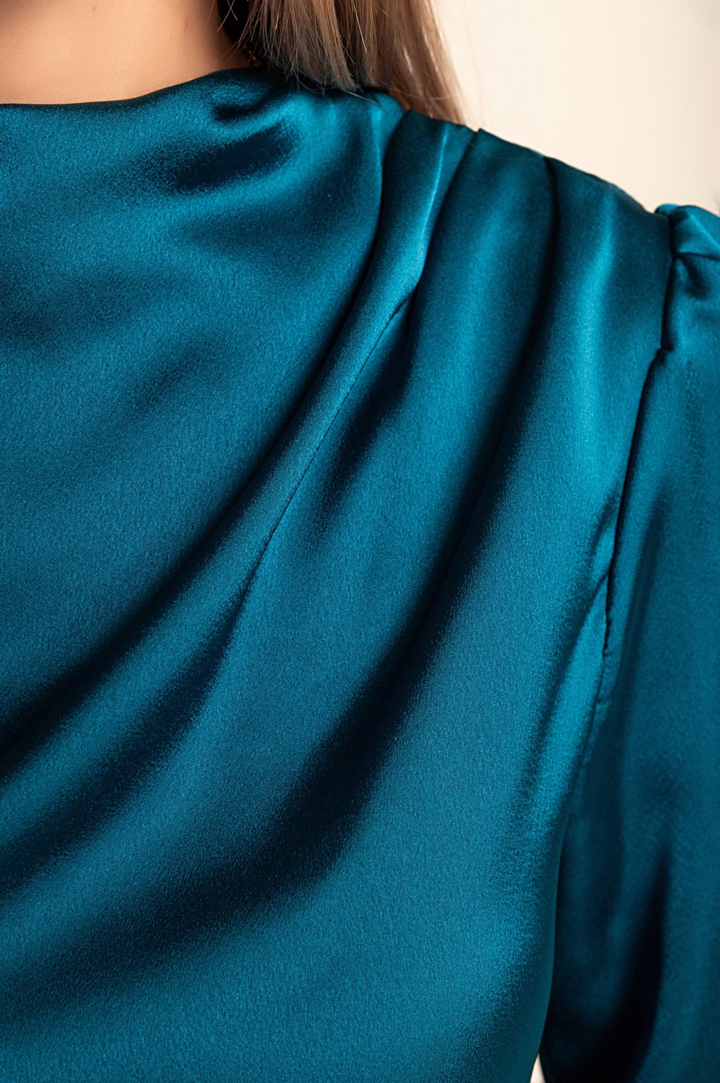 Elegante camicetta a collo alto, bianca