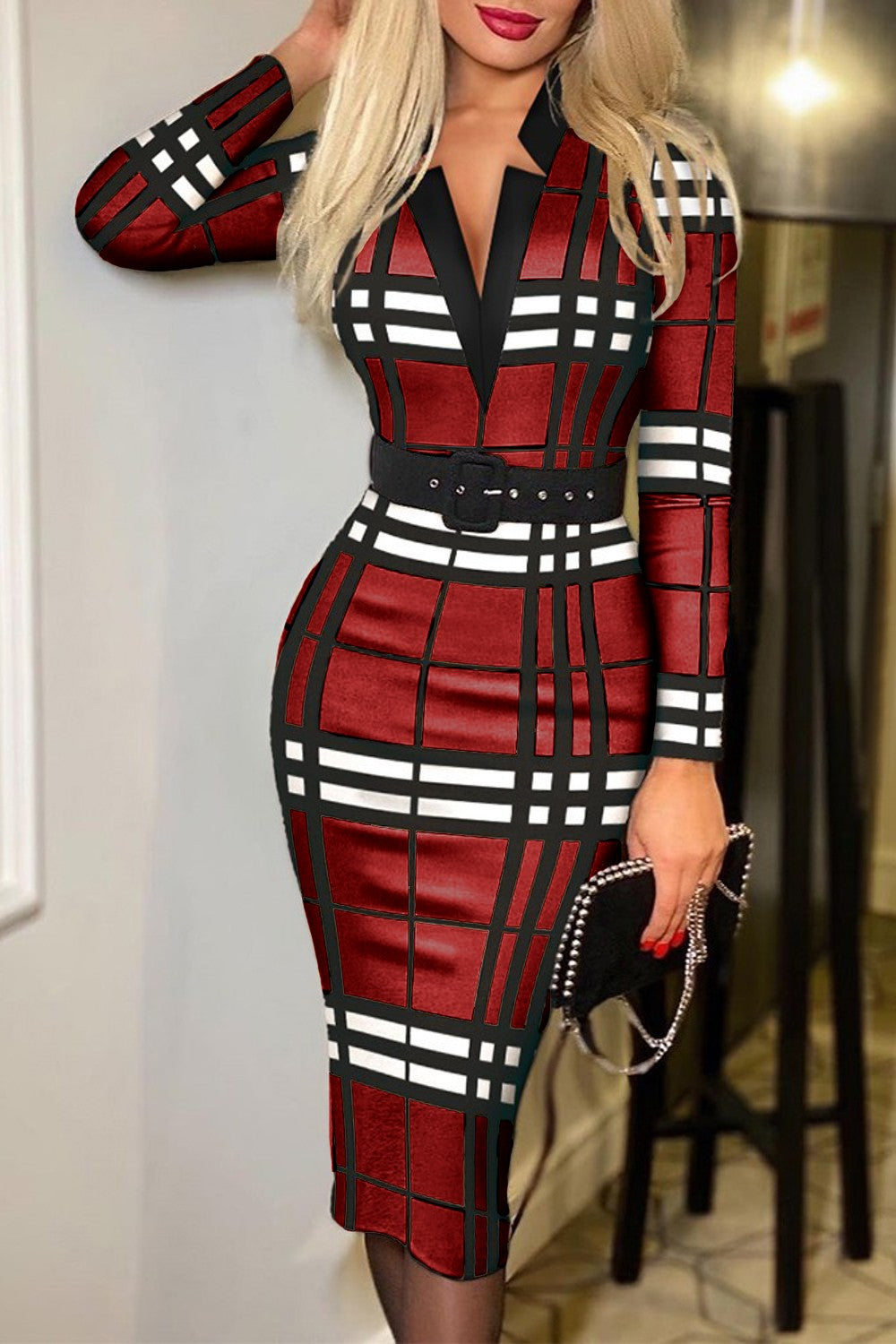 Abito midi elegante con stampa a quadri e scollo a "V" Sombra, bordeaux