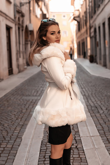 Cappotto elegante con ecopelliccia Palancia, bianco