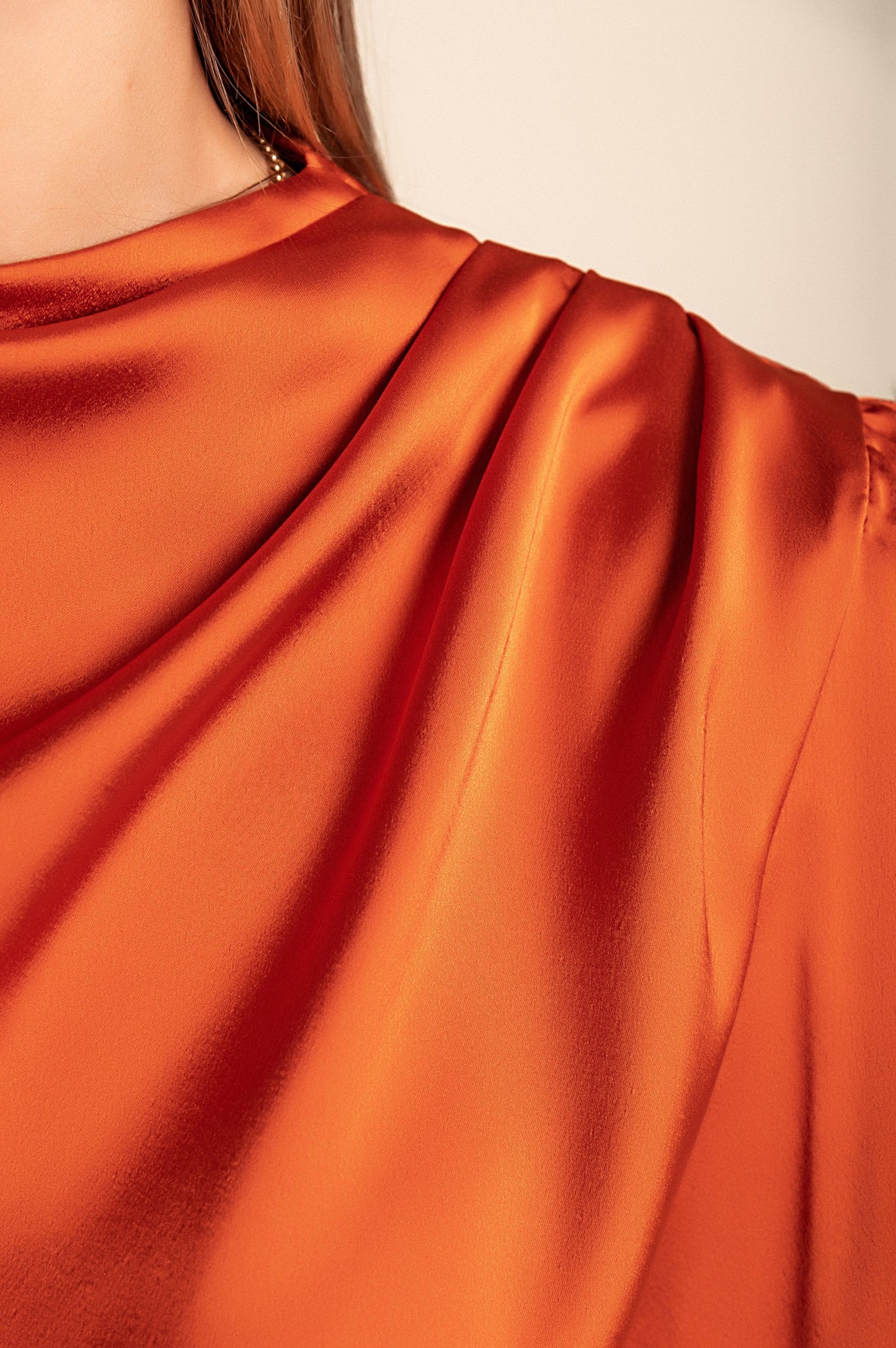 Elegante camicetta a collo alto, bianca