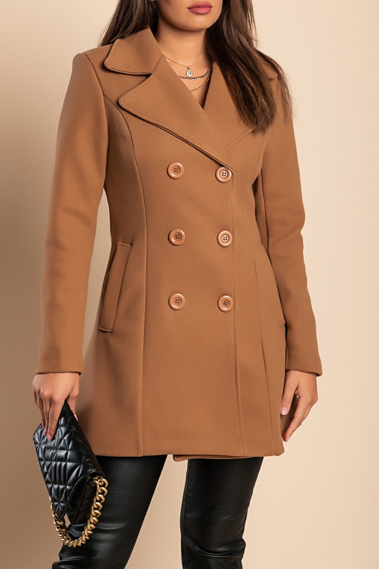 Cappotto elegante con bottoni, cammelli