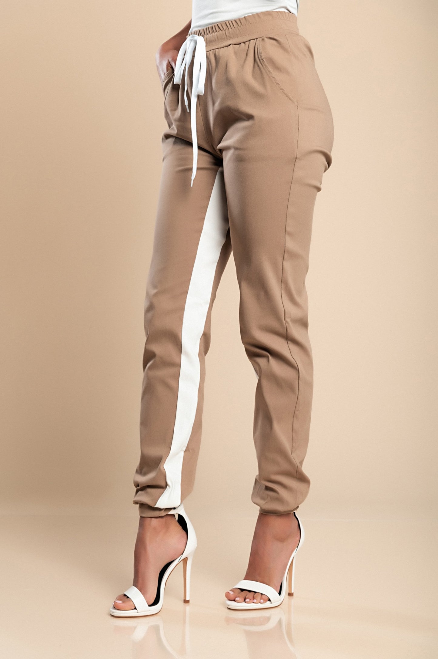 PANTALONE ALLA MODA CON RIGA SUI LATI, ELASTICIZZATE IN VITA  FRIEDA, VERDE