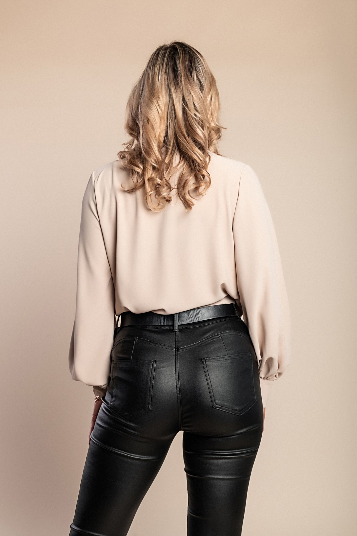 Camicia elegante scollo a V incrociato Belucca, colore beige